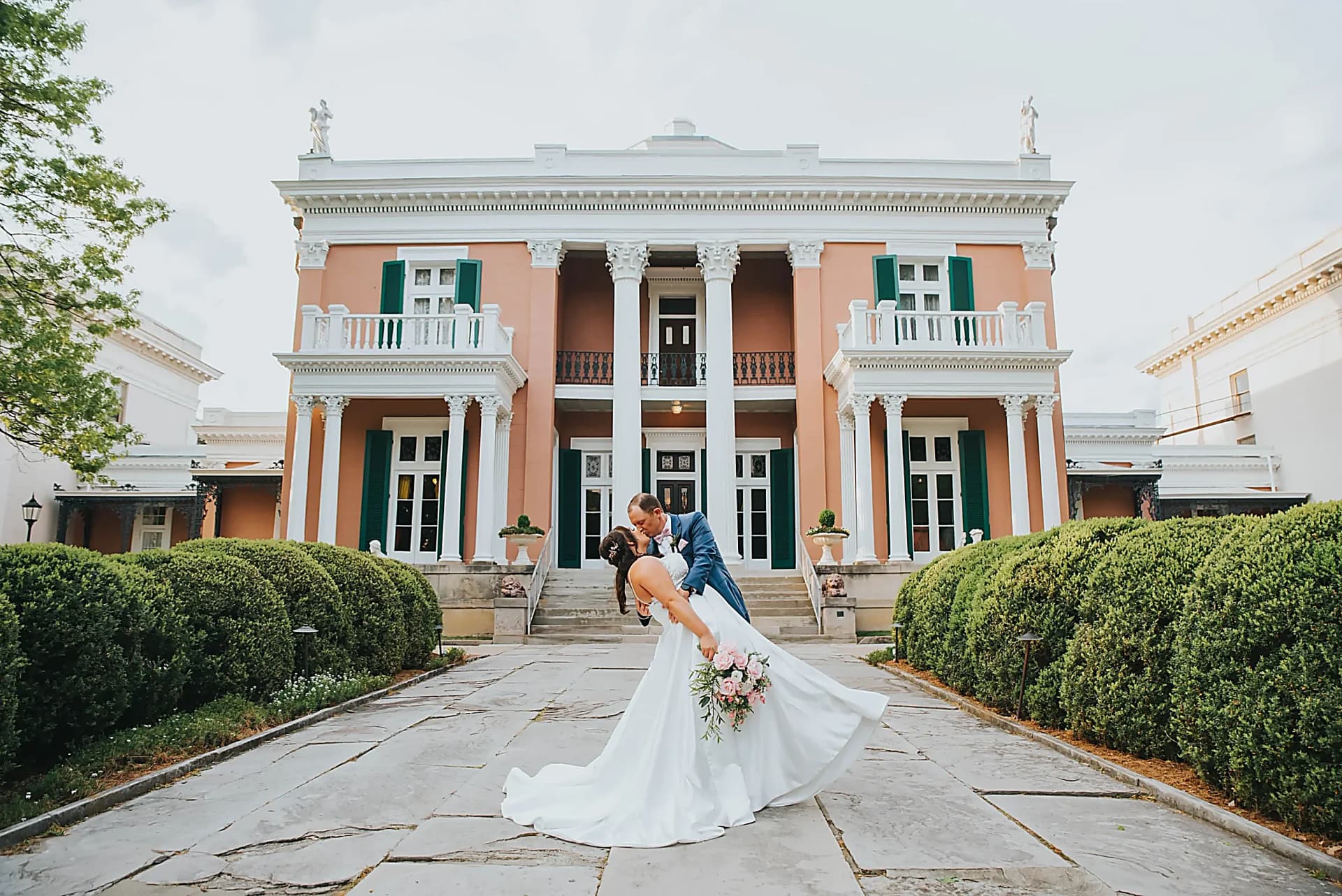 Couple eloping in Nashville, Tennessee — historic mansion venue with all-inclusive elopement package by Elopements Inc.
