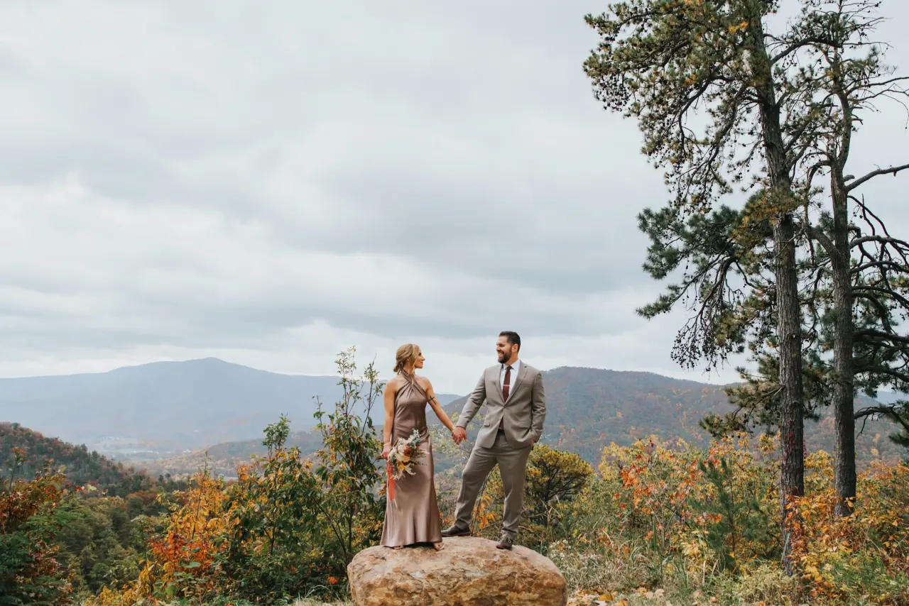 Read more about the article Gatlinburg Elopements: Say ‘I Do’ with the Best Packages from Elopements Inc